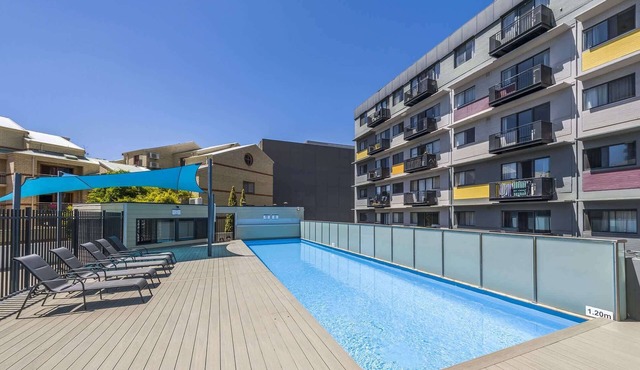 Central East Perth Flat with Pool & Gym Access