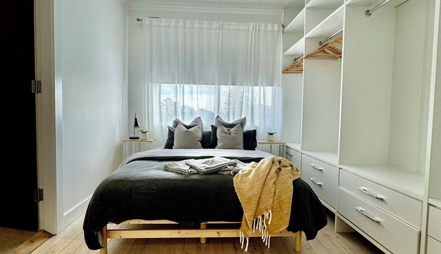 Central Haberfield Village 5* eateries. Pet/family friendly. Free park.