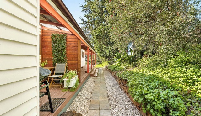 Central Tilba Overnight Retreat — King Bed, Ensuite, Pet-Friendly