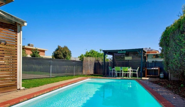 Central to all Mulwala has to offer. Cosy and well appointed unit.