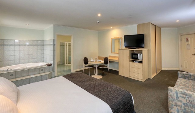 Charles Rasp Motor Inn & Cottages