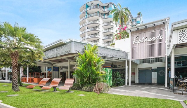 Charming 1-Bedroom Apartment with Rooftop Pool & Prime Cairns Location
