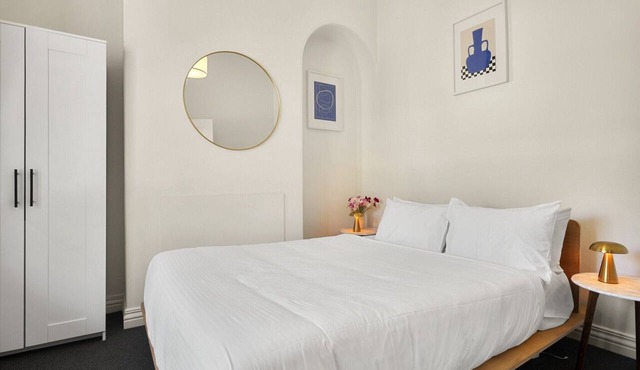 Charming 2-Bed Home with Outdoor Space in Cremorne