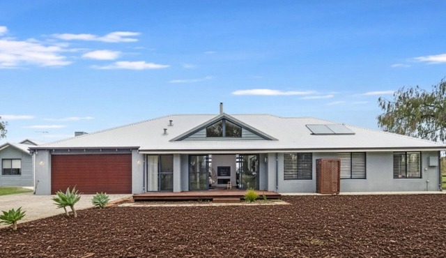 Charming Countryside Getaway: Cozy Farm View Retreat in Bovell