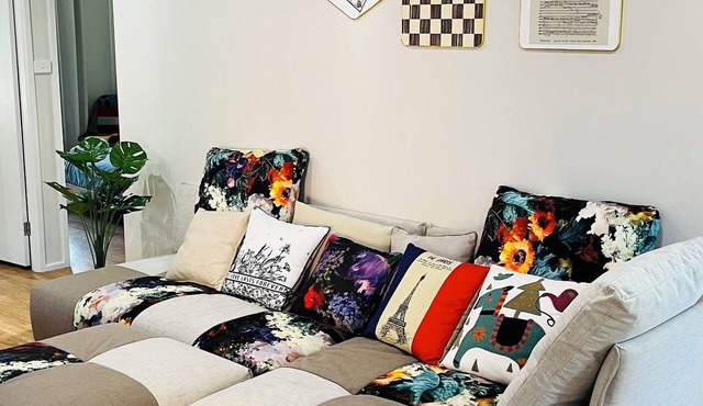 Charming Riverside Retreat sleep7