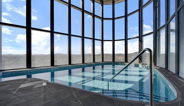 Chic 1-Bed with Stunning Lake View & Indoor Pool