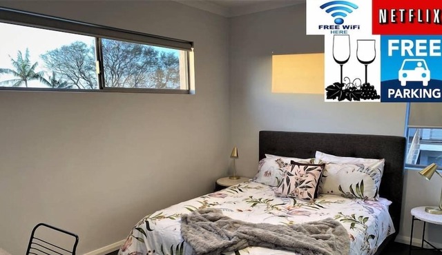 Chic 2Bed Close Airport Shops NETFLIX WIFI WINE