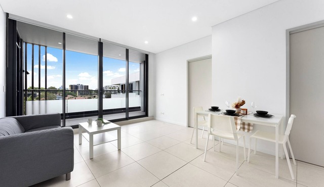 Chic 2BR Stay -Walk to Station & 5 Mins to Airport