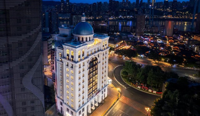 Chongqing Jiefangbei Pedestrian Street Intercity Hotel