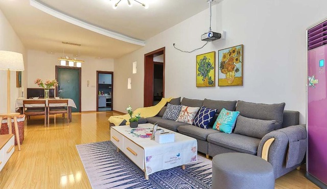 Chongqing Yuzhong·HongYaDong· Locals Apartment 00171430