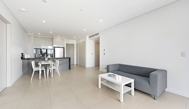 City-Edge 2BR Stay – Airport, Trains & Dining