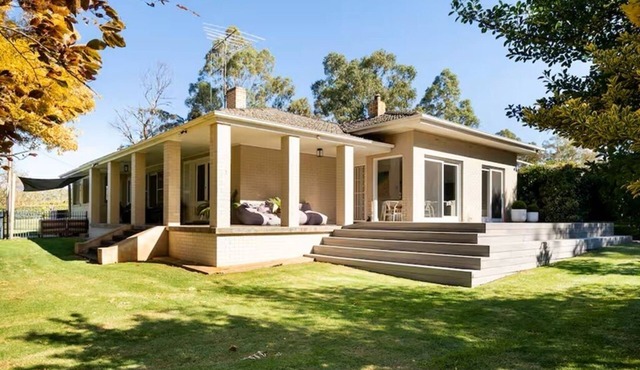 Clare Valley vineyard - Pool and walk to wineries - perfect for groups