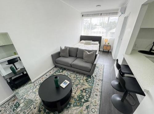 Clean Bright Studio Apartment - Walkable Location