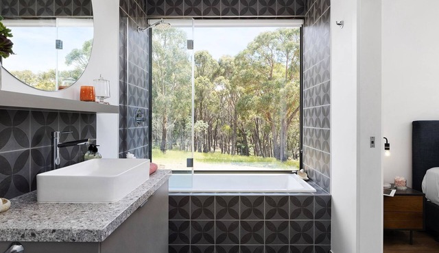 Clematis Villa - Modern couples retreat with bath and views