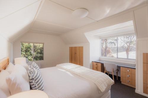 Cliff-Top Retreat Ocean Views