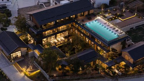 cloud retreat·half an ocean hotel