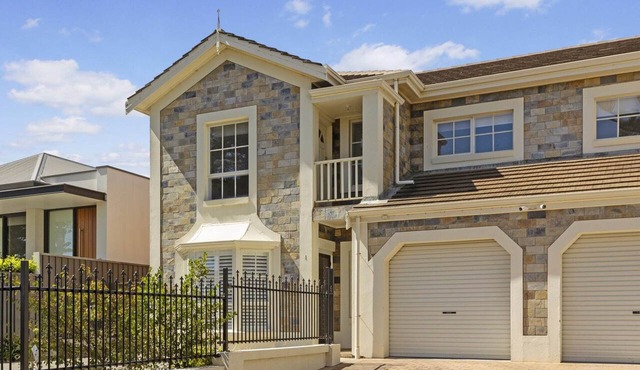 Coastal 3-Bed House with BBQ and Private Courtyard