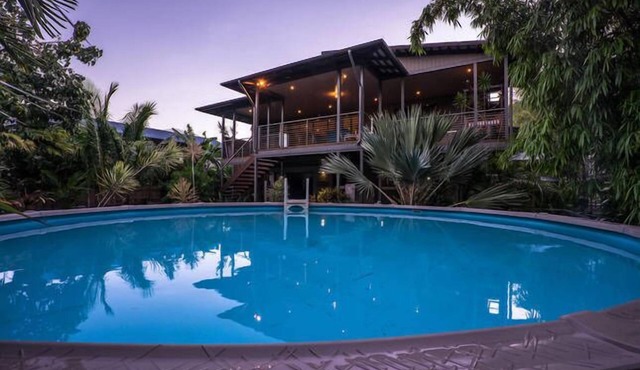 COCONUTS - Absolute Beachfront home in Hydeaway Bay