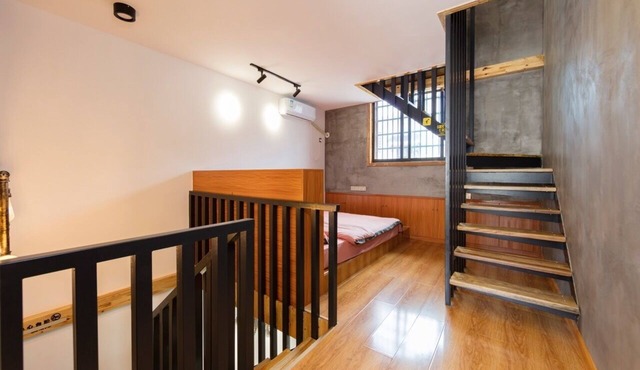 Comfortable Air-Conditioned 2-Bedroom Apartment/Loft with Easy Park Access
