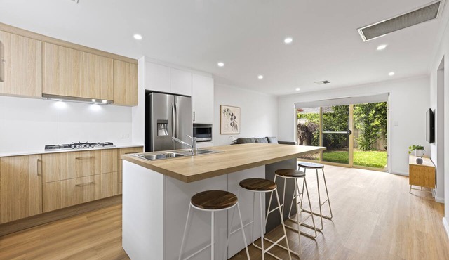 Completely renovated, 900 metres to the beach! 3 Bedrooms, sleeps 5. 2 bathrooms