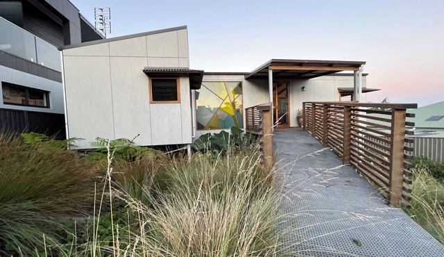 Contemporary beach house in Coledale. Ocean & Escarpment views. Pet friendly.