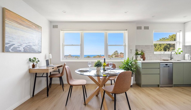 Coogee OCEAN VIEW, Stylish Newly Renovated Apt - walk to beach, hospital & Uni