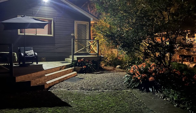 “Cosy Blue Mountains Cottage 🔥 Fire Pit | Lagoon & Birdlife | Sleeps 4”