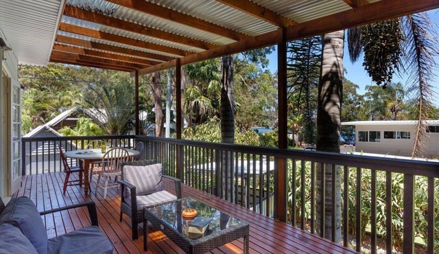 Cosy Lakeside Cottage, Pet Friendly and very close to Surf Beaches, Club & Cafes