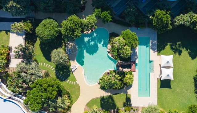Cotton Beach Apartment 33 with Pool Views - Beachfront Complex