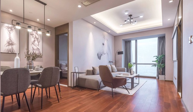 Cozy 2-bedroom / 5 Star Hotel Service / Lake Front / Close to all Locations !!