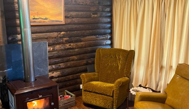 Cozy Log Cabin by the beach