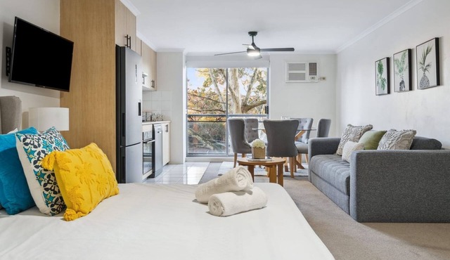 Cozy Retreat with Balcony in Crows Nest