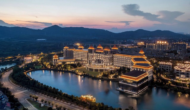 Crowne Plaza Xiangyang Fuchun Lakeside by IHG