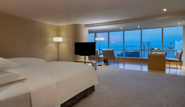 Crowne Plaza Zhuhai City Center by IHG