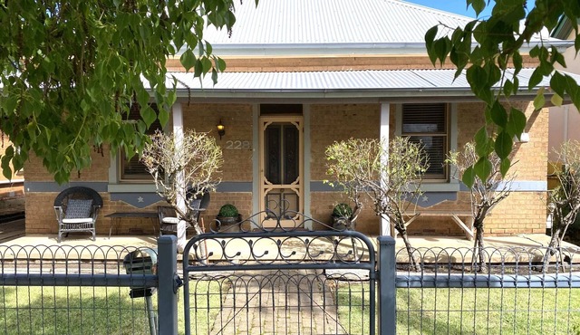 Cute Cottage on Byng | Walk to Town