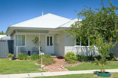Cute Cummings St Cottage