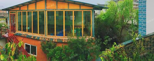 Dali Lily Guest House, close to the Honglongjing Gate of the ancient city,only 200 meters ,near the Cangshan and Erhai Lake,English-speaking service, convenient payment