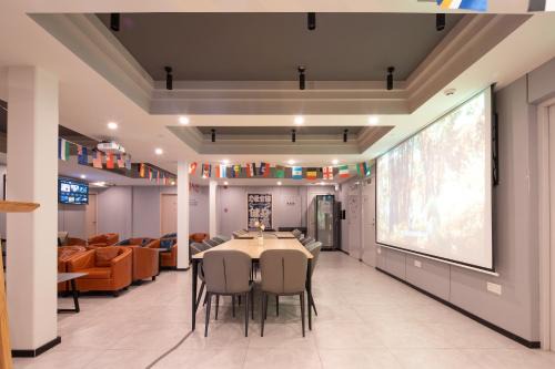 Dayin Youth Hostel - Old Town & People's Square& Rail Hub -Social Area -Bar -Café -Gym -Free Laundry Luggage Storage -24H Front Desk -English Service