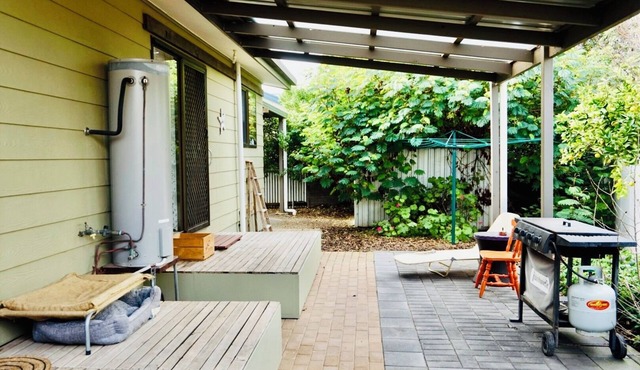 Decades Retro style holiday home, pet friendly long or short term accommodation.