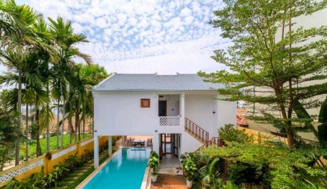 Delightful Spacious House with Pool close to Beaches
