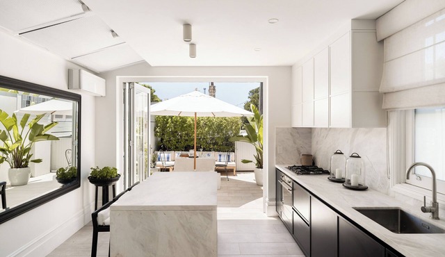 DESIGNER CHIC IN HEART OF WOOLLAHRA VILLAGE- Every convenience at your doorstep