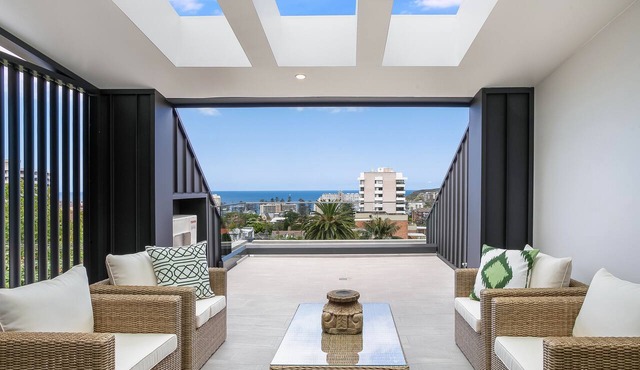 Designer Penthouse Overlooking Manly, the Ocean and Harbour