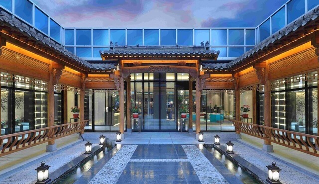 Dingshiju Crystal Hotel (Hongqiao Railway Station National Convention and Exhibition Center)