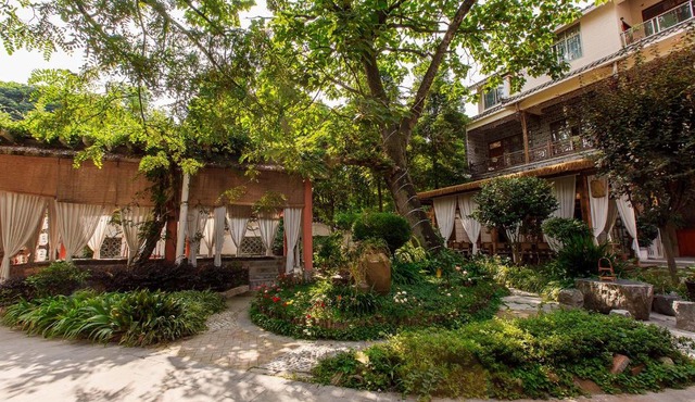 Dujiangyan Whispering Wind Hot Spring Resort Homestay(Near HSR Station)