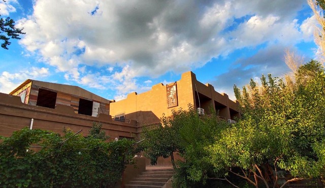 Dunhuang Jinshe Times Inn