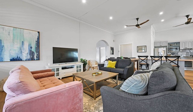 Dunkley House | 1895 Heritage CBD Stay, Sleeps 10