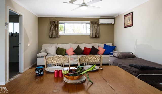 Earth Studio with shared kitchen, short drive to Zoo, rural setting