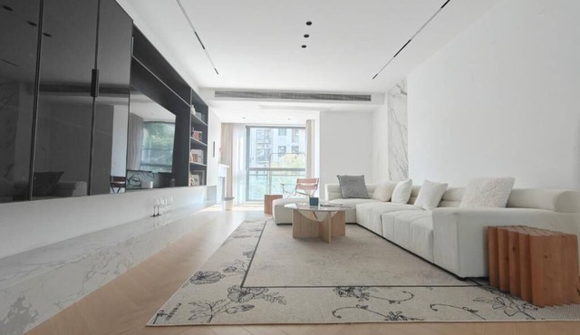 Eastern Hub - Designer Apartment with Open Kitchen and Super Large Sofa