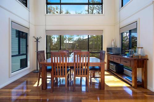 Easygoing Poolside Relaxation on Wyong River