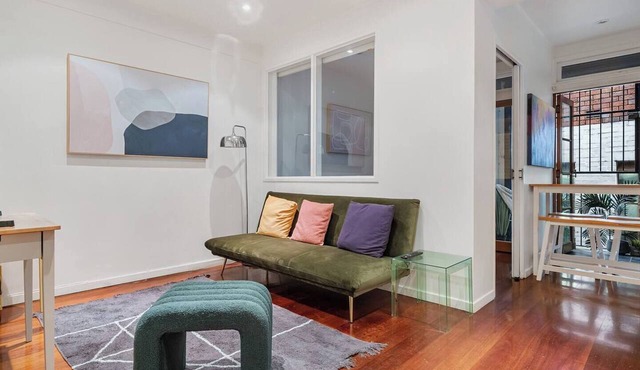 Eclectic Rushcutters Gem Foosteps to the Harbour